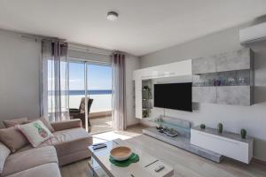 un soggiorno con divano e TV a schermo piatto di Top-class Apartment a El Médano