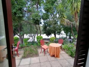 Taman di luar Aanhuizen Guest House