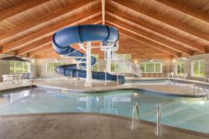 una piscina con un tobogán en un edificio en Comfort Inn & Suites St. Paul Northeast, en Vadnais Heights