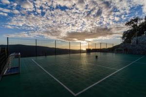 Tenis alebo squash v ubytovaní Villa Falcon Rook alebo jeho okolí