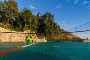 Tenis alebo squash v ubytovaní Villa Falcon Rook alebo jeho okolí