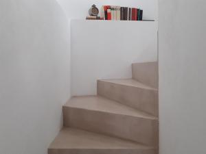 a set of stairs in a white room at Casa da Bica d'Água in Óbidos