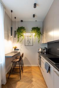 A kitchen or kitchenette at Old Town apartment l Self check in