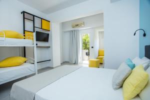 Postel nebo postele na pokoji v ubytování Faliraki Premium Hotel