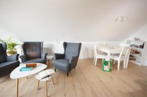 a living room with two chairs and a table at Ferienhaus I Weitblick in Grömitz