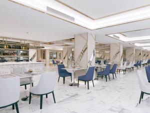 a rendering of a restaurant with tables and chairs at Hermann Hotel Pattaya in Pattaya