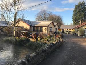 Gallery image of Pet friendly riverside static caravan in Cheddar