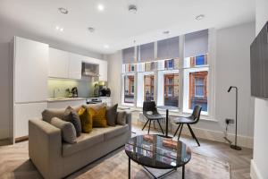 uma sala de estar com um sofá e uma mesa em Victoria House by Q Apartments em Reading
