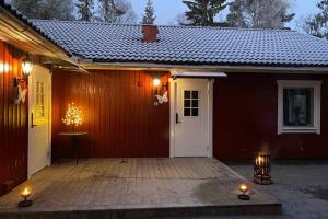 Naturnära boende i vackra Järvsö - H في يارفسو: منزل به شمعتين على الفناء