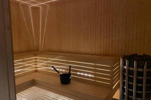 a sauna with a bucket and a shovel in it at Naturnära boende i vackra Järvsö - H in Järvsö
