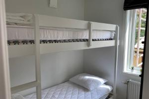 a room with two bunk beds and a window at Naturnära boende i vackra Järvsö - H in Järvsö