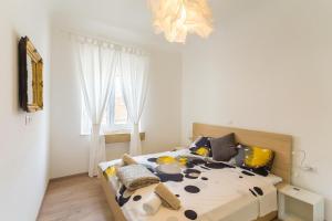 um quarto com uma cama e uma janela em Apartment Miško em Dubrovnik