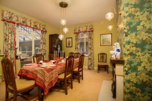 uma sala de jantar com mesa e cadeiras em Chestnut Grove Bed And Breakfast em Norwich
