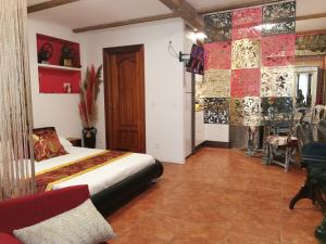 sypialnia z łóżkiem w pokoju wyłożonym kafelkami w obiekcie Apartamento turístico Somió w mieście Gijón