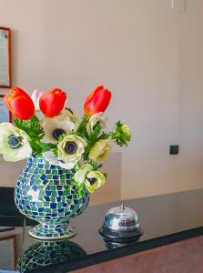 un jarrón con flores en una mesa en Hotel mediterraneo, en Giovinazzo