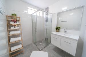 ein Bad mit einer Glasdusche und einem Waschbecken in der Unterkunft YalaRent Sunny 3BR APT in Eilat