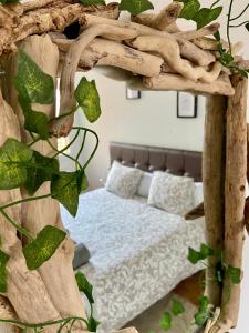 - Vistas a un dormitorio con cama a través de un espejo en Casa Palau - Relax y naturaleza a los pies del Montseny Arbúcies en Arbúcies