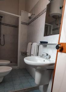 een badkamer met een wastafel, een toilet en een douche bij Hotel mediterraneo in Giovinazzo