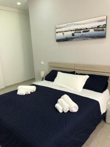 拿坡里的住宿－San Gaetano 23，一间卧室配有一张床,上面有两条毛巾