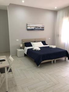 拿坡里的住宿－San Gaetano 23，一间卧室配有一张床、一张桌子和一张书桌