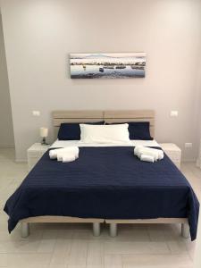 拿坡里的住宿－San Gaetano 23，一间卧室配有一张大床和两个枕头