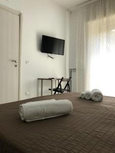 拿坡里的住宿－San Gaetano 23，一间卧室配有一张床,上面有两条可移动的毛巾