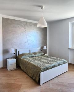 um quarto com uma cama grande e uma parede em Sibemolle Apartment em Camerano