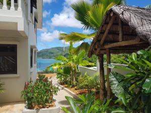 una vista sulla spiaggia dal balcone di una casa di Island Cove a Victoria