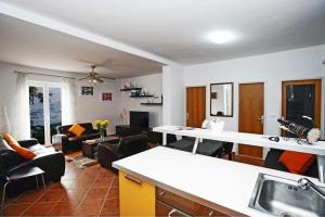 Posezení v ubytování Holiday Home Odiseja + 15 fotografií