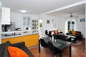 Kuchyň nebo kuchyňský kout v ubytování Holiday Home Odiseja