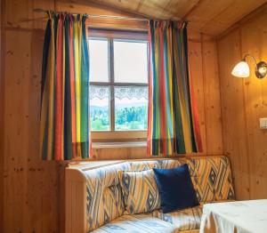 ein Wohnzimmer mit einer Couch und einem Fenster in der Unterkunft Pension Villa Lockstein in Berchtesgaden