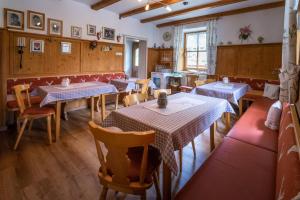 ein Esszimmer mit Tischen und Stühlen in einem Restaurant in der Unterkunft Pension Villa Lockstein in Berchtesgaden