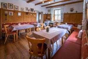 ein Speisesaal mit Tischen und Stühlen in einem Restaurant in der Unterkunft Pension Villa Lockstein in Berchtesgaden