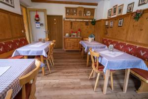 Ein Sitzbereich in der Unterkunft Pension Villa Lockstein