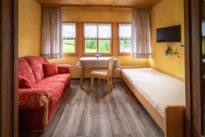 ein Wohnzimmer mit einer Couch und einem Tisch in der Unterkunft Pension Villa Lockstein in Berchtesgaden