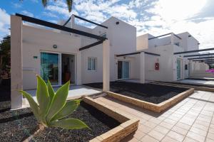 Foto de la galería de HomeForGuest Apartamento 13 con terraza y piscina en Corralejo en Corralejo