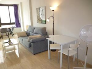 sala de estar con sofá y mesa en beach 400mtr, top of mountain with spectacular surround view 200mtr, en Los Cristianos