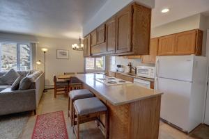 cocina con nevera congelador blanca junto a la sala de estar en CC19 Chateau Claire condo, en Dillon