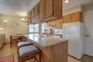 Una cocina con gabinetes de madera y un refrigerador blanco. en CC19 Chateau Claire condo, en Dillon