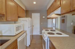 una cocina con estufa y microondas en CC19 Chateau Claire condo, en Dillon