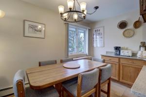 Un comedor con mesa y sillas de madera. en CC19 Chateau Claire condo, en Dillon