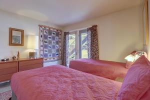 Un dormitorio con dos camas y una ventana. en CC19 Chateau Claire condo, en Dillon 11 fotos más