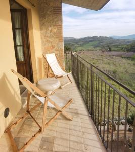 einen Schaukelstuhl auf einem Balkon mit Aussicht in der Unterkunft Casa Panorama in Casole dʼElsa