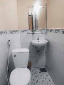 Phòng tắm tại Nhà Nghỉ Minh Quân