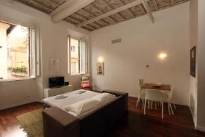ローマにあるOttoboni Flatsのベッドルーム(ベッド1台、テーブル付)