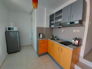 A kitchen or kitchenette at Kapriz Apartment