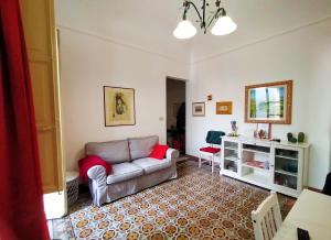 ein Wohnzimmer mit einem Sofa und einem Tisch in der Unterkunft Le terrazze segrete in Palermo