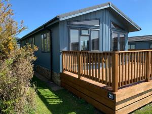 una casa modular con terraza y casa en Driftwood Lodge en Salcombe