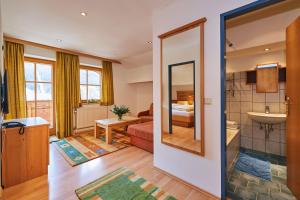 una camera d'albergo con un bagno e una camera da letto di Aparthotel Lieblingsplatz a Filzmoos