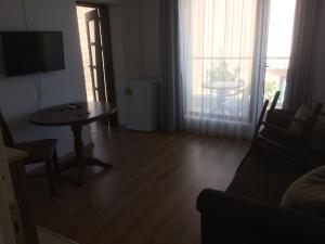 ラブダにあるVilla Milagro Apartmentsのリビングルーム(ソファ、テーブル、テレビ付)